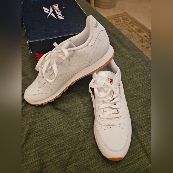 NIB Classic Reebok kicks! - Picture 2 of 5